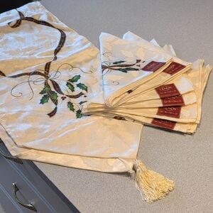 Lenox Cream and Gold Holly Table Linen Set